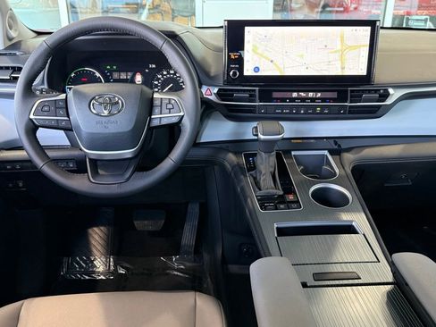 Used 2025 Toyota Sienna XLE w/ XLE Plus Package image 34