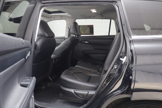 Used 2023 Toyota Highlander XLE AWD/4WD image 15