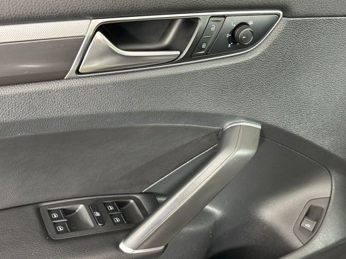 Used 2018 Volkswagen Passat 2.0T R-Line w/ R-Line Lighting Package image 32