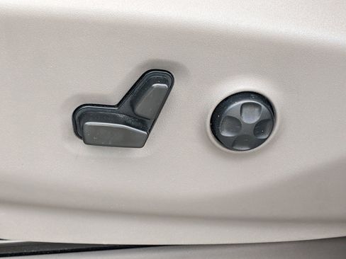 Used 2021 Chrysler Pacifica Touring-L image 17