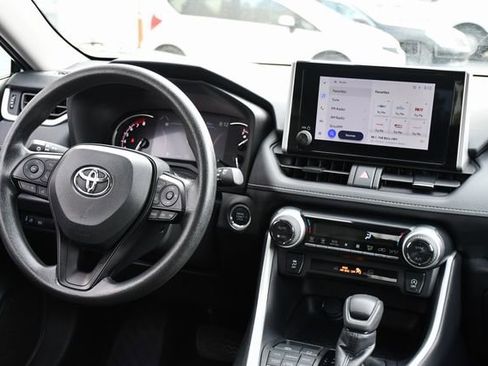 Used 2025 Toyota RAV4 XLE AWD/4WD image 2