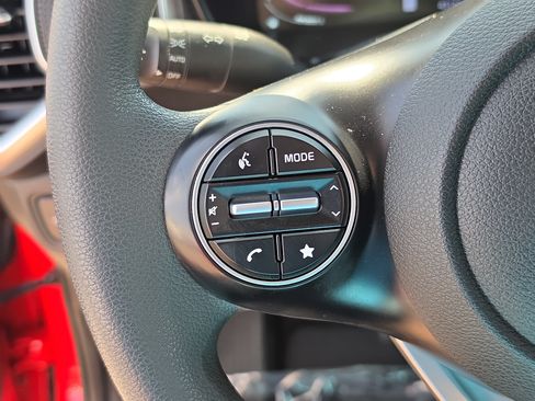 Certified 2025 Kia Soul LX w/ LX Technology Package FWD image 28