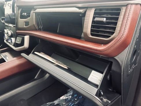 Used 2024 Ford Expedition Limited image 10