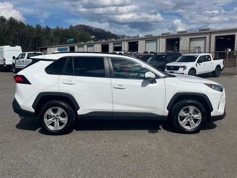 Used 2020 Toyota RAV4 XLE FWD image 2