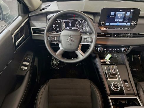 Used 2024 Mitsubishi Outlander SE image 20