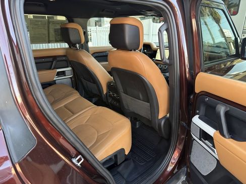 Used 2023 Land Rover Defender 130 SE image 32