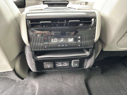 Used 2024 Jeep Wagoneer L 4WD w/ Premium Group I image 10