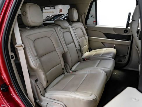 Used 2019 Lincoln Navigator Select image 30