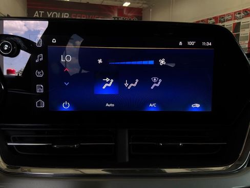 Used 2025 Chevrolet Trax LT w/ LT Convenience Package FWD image 33
