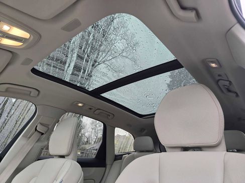 Certified 2023 Volvo XC60 T8 Plus w/ Climate Package image 22