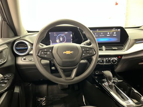 Used 2024 Chevrolet Trax LT FWD image 16