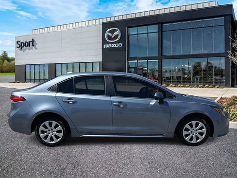 Used 2020 Toyota Corolla LE image 2