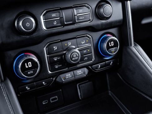 Used 2022 Chevrolet Suburban LT w/ Luxury Package image 26