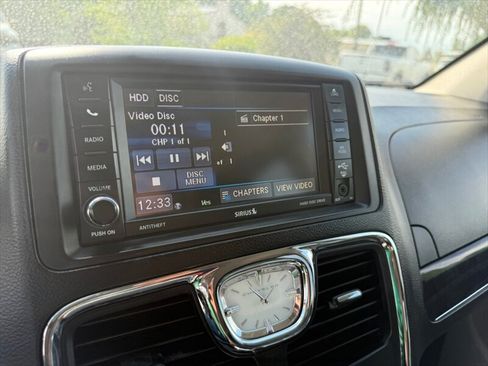 Used 2014 Chrysler Town & Country Touring FWD image 28