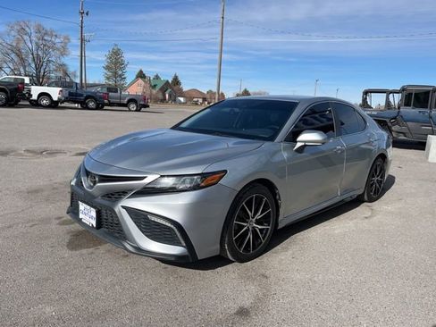 Used 2022 Toyota Camry SE image 3
