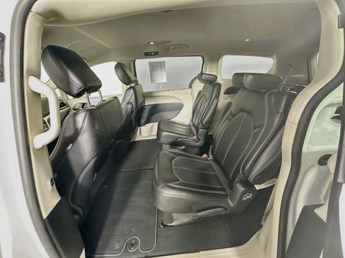 Used 2024 Chrysler Pacifica Touring-L FWD image 24