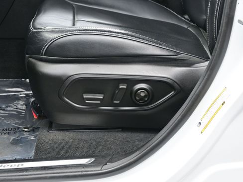 Used 2023 Jeep Grand Cherokee Overland image 12