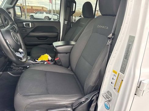 Used 2018 Jeep Wrangler Unlimited Sahara w/ Uconnect 4C Nav & Sound Group image 28