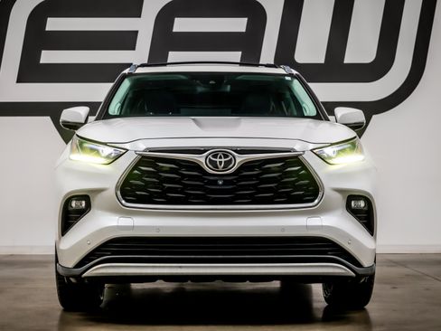 Used 2021 Toyota Highlander Platinum FWD image 4