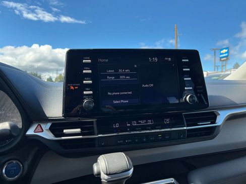 Used 2023 Toyota Sienna XLE FWD image 16