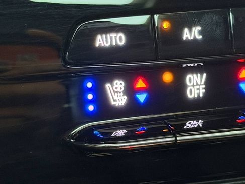 Used 2023 Chevrolet Bolt EUV Premier w/ Sun & Sound Package FWD image 33