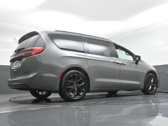 Used 2025 Chrysler Pacifica Limited FWD image 35