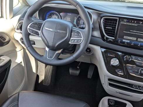 Used 2024 Chrysler Pacifica Touring-L image 16