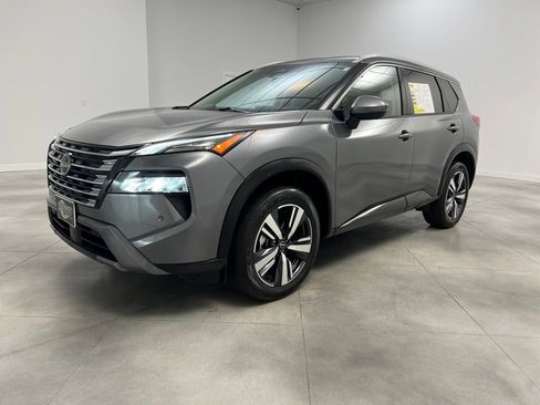 Used 2025 Nissan Rogue SL FWD image 3