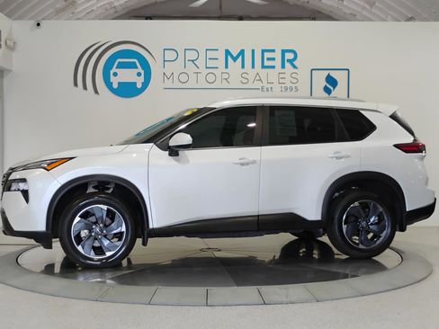 Used 2025 Nissan Rogue SV w/ SV Premium Package image 3