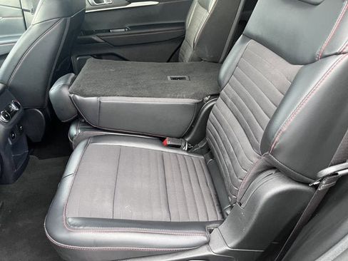 Used 2025 Ford Explorer ST-Line w/ ST-Line Street Pack image 8