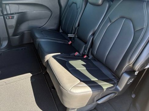 New 2027 Chrysler Pacifica Select FWD image 13
