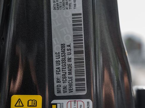 New 2025 Jeep Gladiator Mojave w/ Technology Group image 38