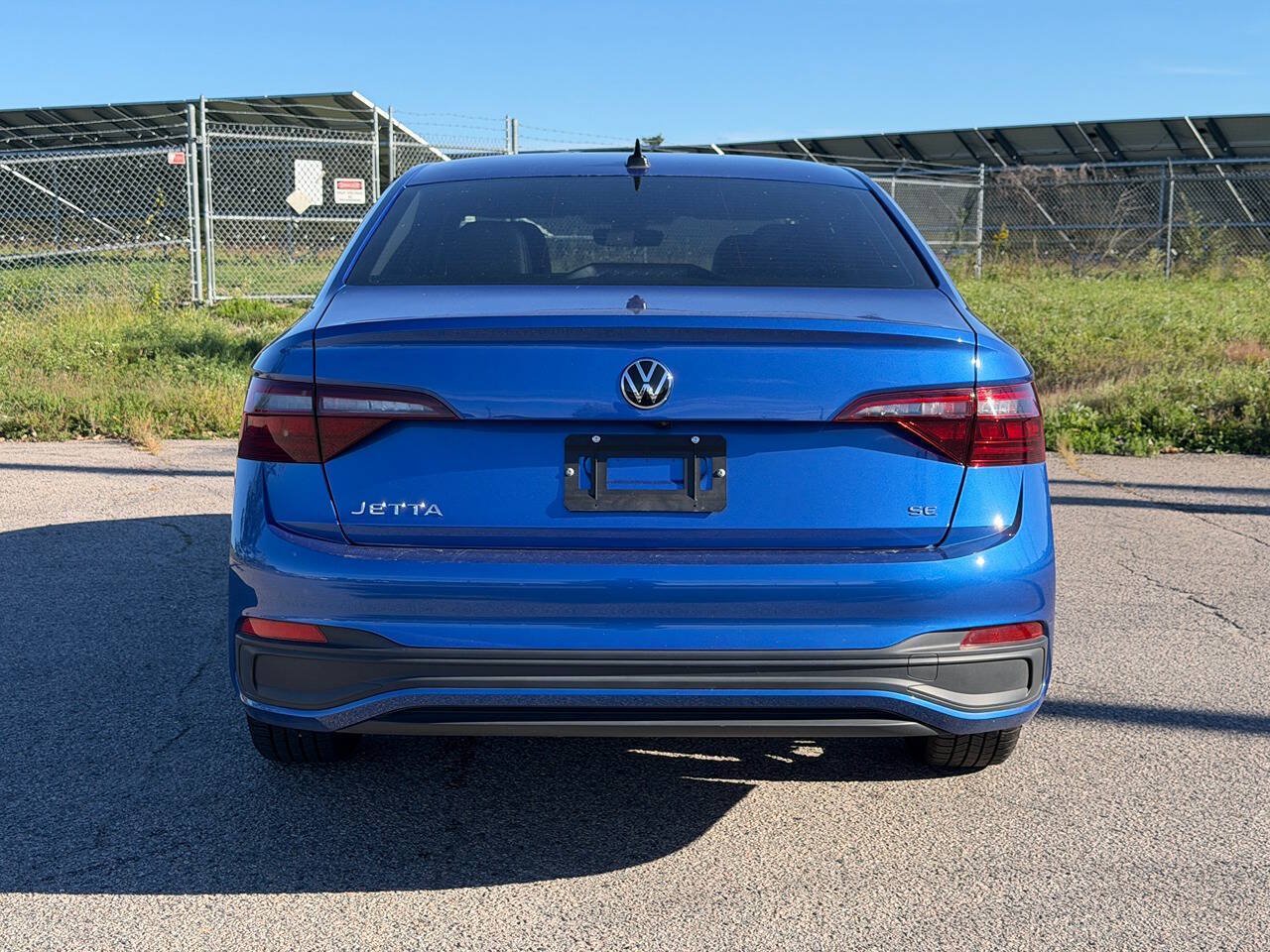 Used 2024 Volkswagen Jetta SE w/ Panoramic Sunroof Package FWD image 4