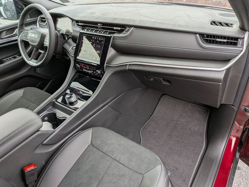 New 2025 Jeep Grand Cherokee Altitude image 34