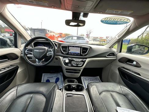 Used 2018 Chrysler Pacifica Touring-L Plus FWD image 12