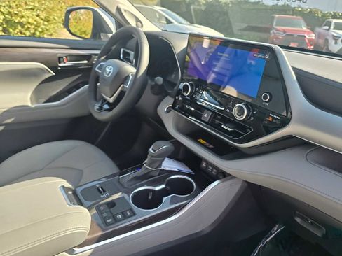 New 2026 Toyota Highlander Platinum image 12