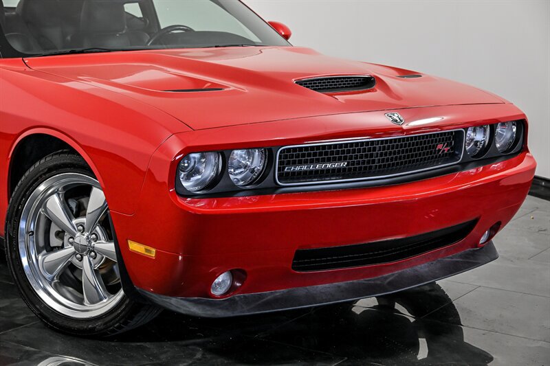 Used 2009 Dodge Challenger R/T RWD image 2