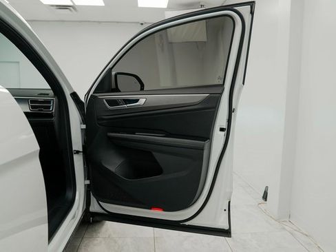 Used 2024 Volkswagen Atlas Cross Sport SE image 28