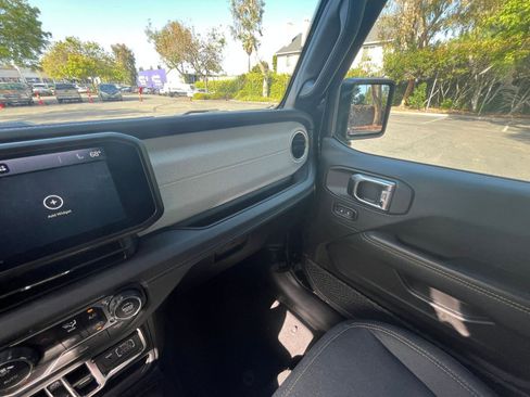 Used 2025 Jeep Wrangler Sahara AWD/4WD image 35