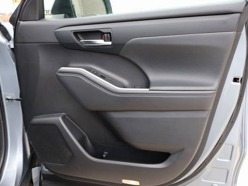 Used 2021 Toyota Highlander XLE image 8