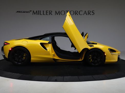 Used 2024 McLaren Artura image 19