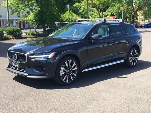 Used 2025 Volvo V60 B5 Cross Country Ultra w/ Climate Package AWD/4WD image 1