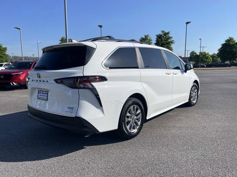 Used 2023 Toyota Sienna LE FWD image 4