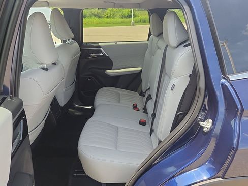 Used 2025 Mitsubishi Outlander AWD image 14