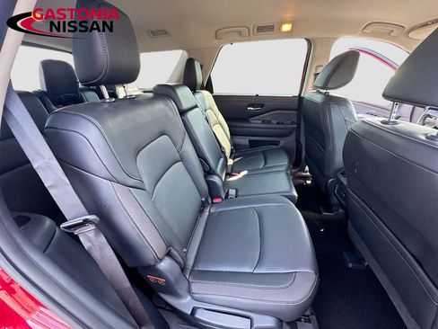 Used 2024 Nissan Pathfinder SL image 36