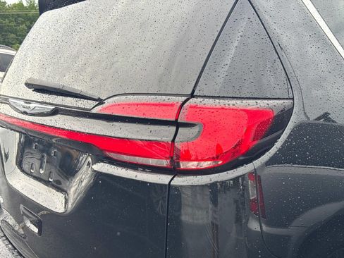 Used 2023 Chrysler Pacifica Touring FWD image 12