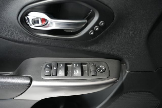 Used 2022 Jeep Cherokee Limited AWD/4WD image 12