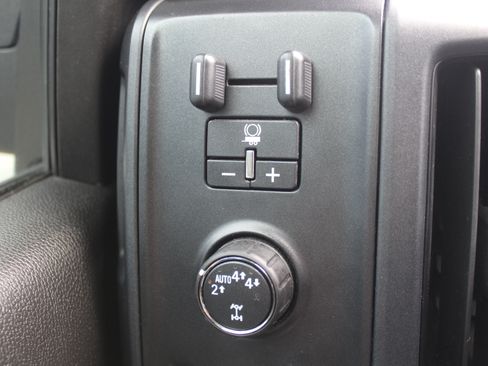 Used 2018 Chevrolet Silverado 1500 Custom w/ Custom Convenience Package AWD/4WD image 18