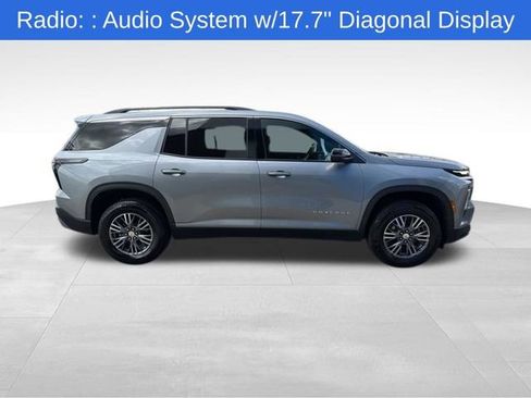 Used 2025 Chevrolet Traverse LT FWD image 6