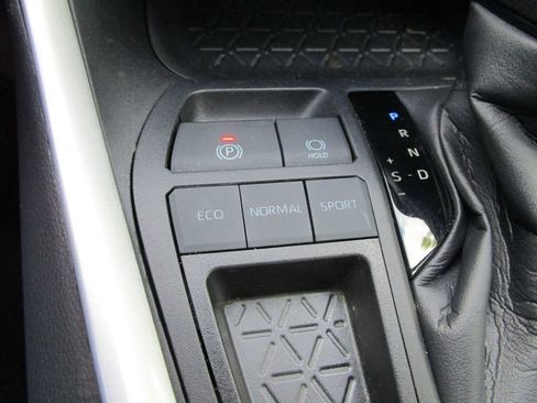 Used 2022 Toyota RAV4 XLE image 32